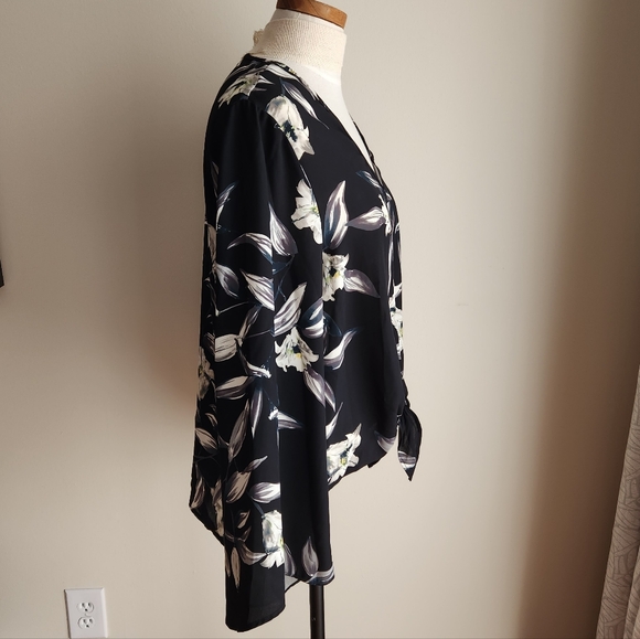 NWT Karen Kane Bell Sleeve, Tie Front Blouse, Size L, Black/Ivory - Picture 2 of 4
